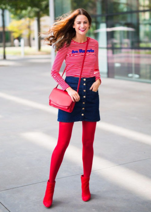 Outfits con medias de colores; chica con blusa de rayas, falda de mezclilla con botones, medias y botines rojos