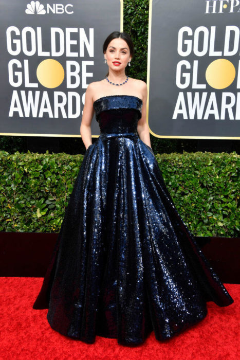 Ana de Armas llevando un vestido a lentejuelas en la alfombra de los Golden Globes 2020