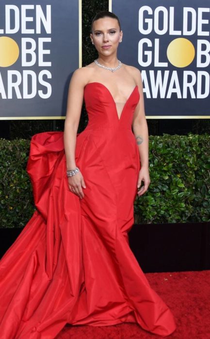 Scarlett Johansson con un vestido rojo en la alfombra de los Golden Globes