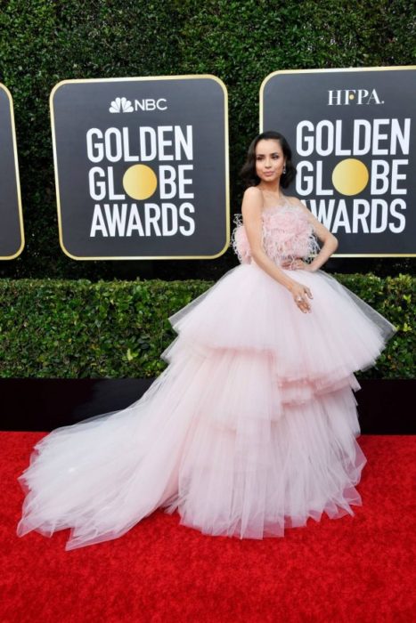 Sofía Carson con un vestido rosa pastel de encajae en la alfombra roja de los Golden Globes 2020