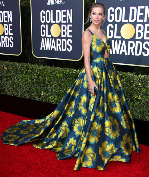 Taylor Swift  Conun vestido verde y azul en la alfombra roja de los Golden Globes 2020