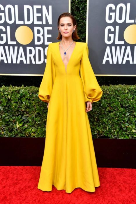 Zoey Deutch con un vestido amarillo en la alfombra roja de los Golden Globes 2020