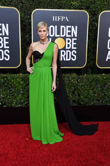 Charlize Theron llevando un vestido verde en la alfombra de los Golden Globes 2020