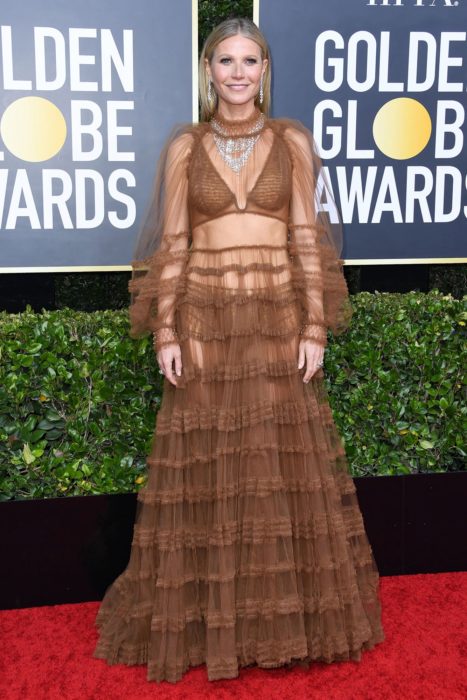 Gwyneth Paltrow con un vestido de encaje en color café en la alfombra roja de los Golden Globes 2020