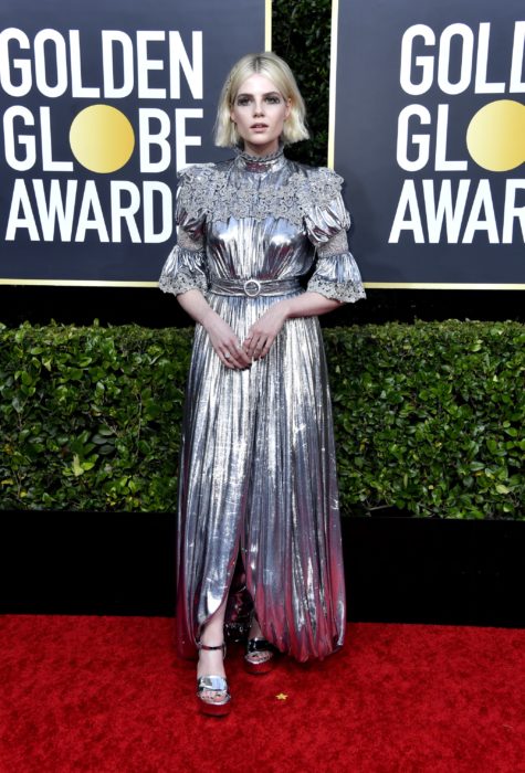 Lucy Boynton con un vestido plata en la alfombra roja de los Golden Globes 2020