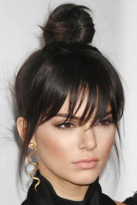 Kendall Jenner posando peinada con moño alto estilo de los 60's