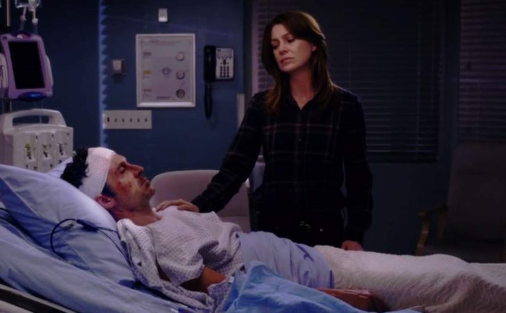 Derek de Grey's Antomy recostado en una camilla