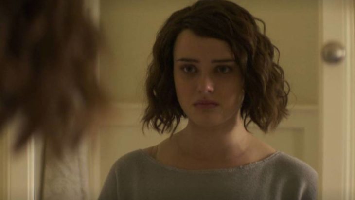 Hannah Baker de 13 Reasons Why viéndose frente a un espejo 