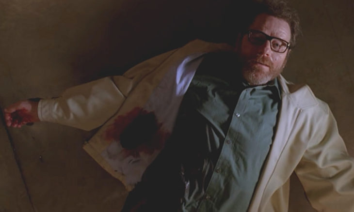 Walter White recostado en el piso, serie Breaking Bad