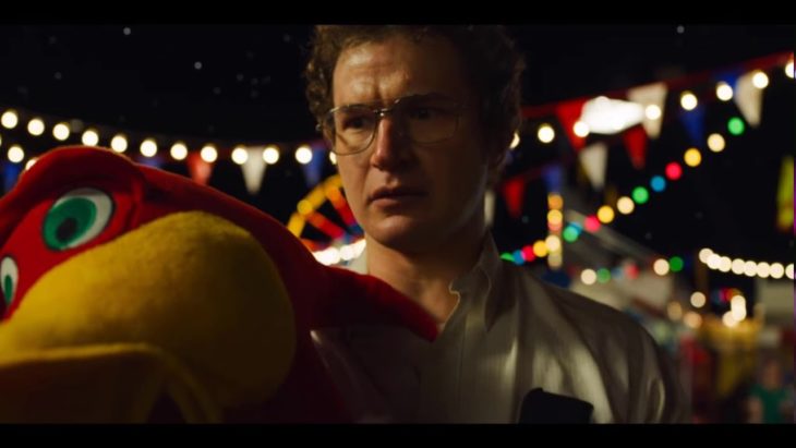 Dr. Alexei cargando un peluche en el parque de diversiones, Stranger Things