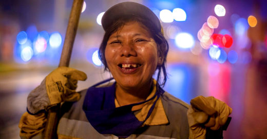 Con esfuerzo y amor mujer barre las calles de madrugada para que su hija pueda estudiar