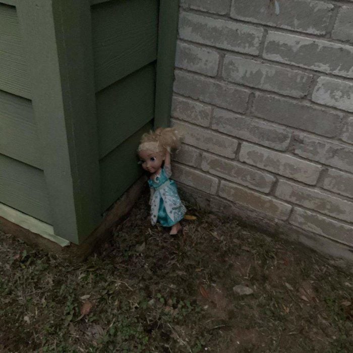 Muñeca Elsa de Disney en la esquina de un basurero