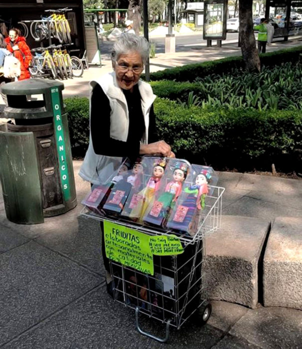 Viejita vende muñecas artesanales de pintora mexicana Frida Kahlo, en CDMX