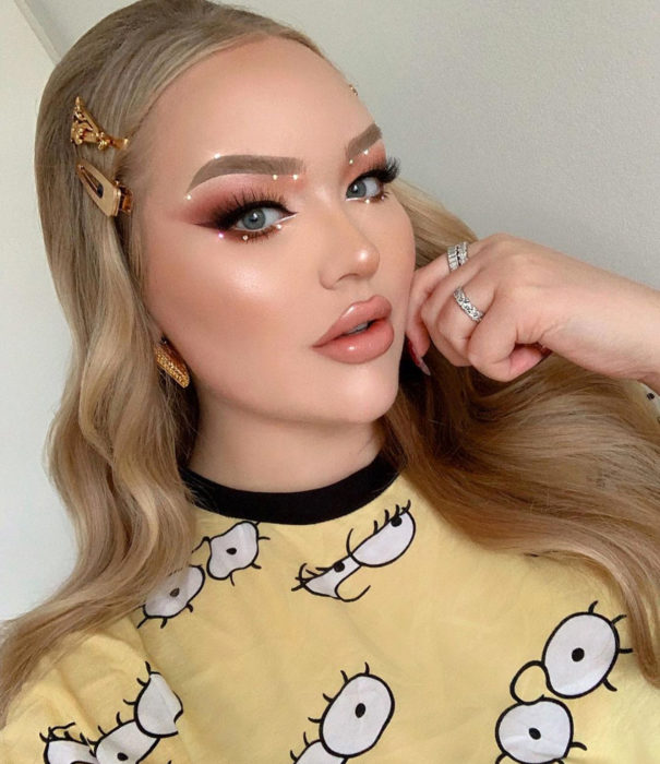 NikkieTutorials sale del clóset como una mujer transgénero