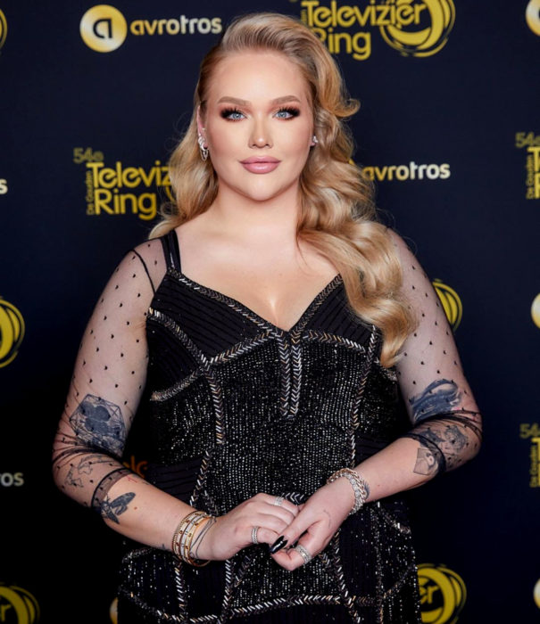 NikkieTutorials sale del clóset como una mujer transgénero