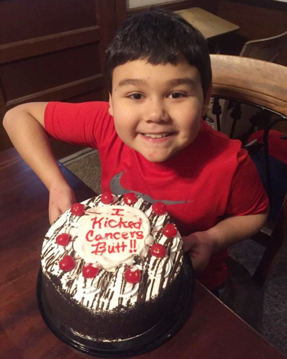 Niño llora de felicidad al vencer su enfermedad; hijo con pastel