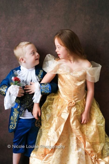 Niños ocn síndrome de Down posando como príncipe Adam y Bella, fotografía por Nicole Louise Perkins