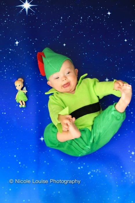 Niño socn síndrome de Down disfrazado como Peter Pan, fotografía por Nicole Louise Perkins