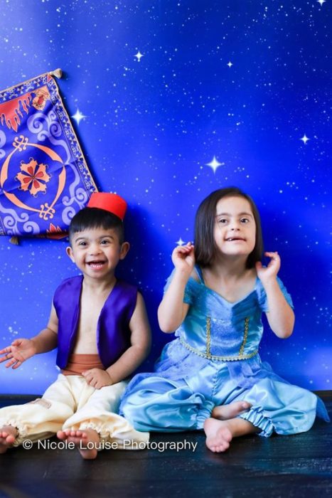 Niños con síndrome de Down disfrazados como Aladdin y Jazmin, fotografía por Nicole Louise Perkins