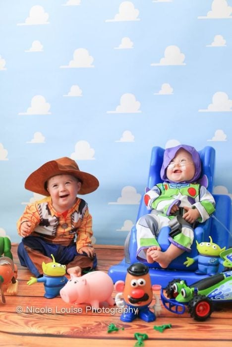 Nios ocn síndrome de Down posando como Woody y Buzz, fotografía por Nicole Louise Perkins