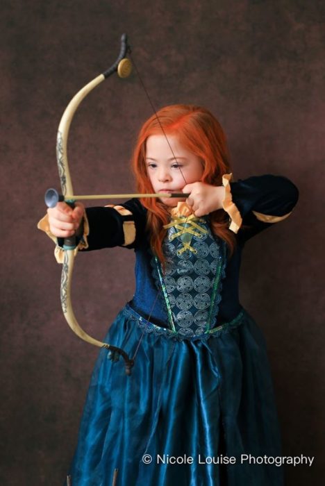 Niña con síndrome de Down disfrazada como Merida, fotografía por Nicole Louise Perkins