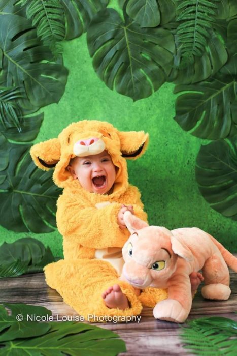 Niño con síndrome de Down, disfrazado como Simba,, fotografía por Nicole Louise Perkins