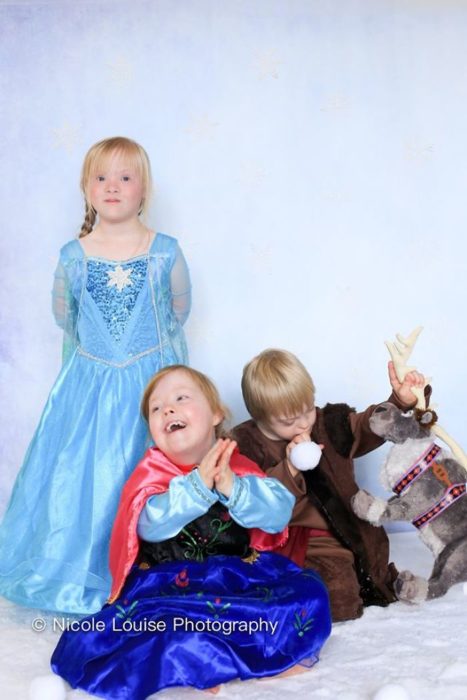 Niños con síndrome de Down, disfrazados como Elsa, Anna y Christof, fotografía por Nicole Louise Perkins