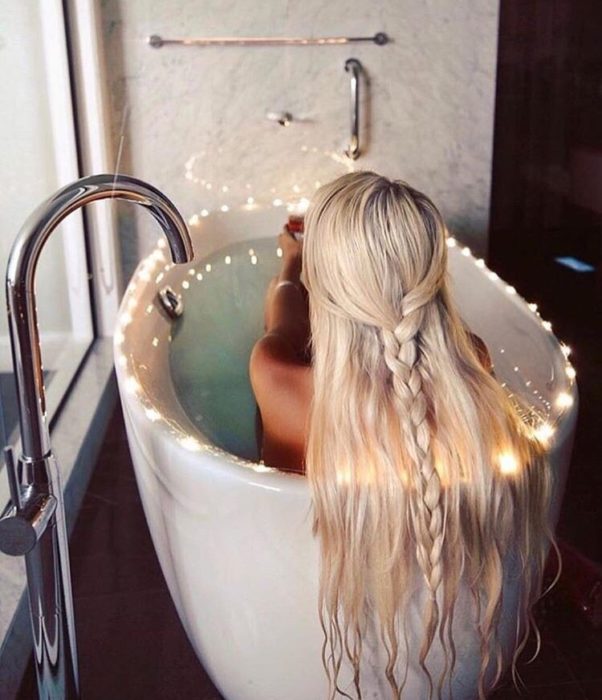 Chica rubia relajada en tina de baño