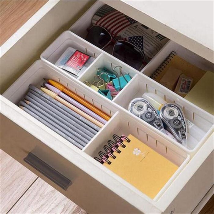 Cajón de escritorio organizado por secciones