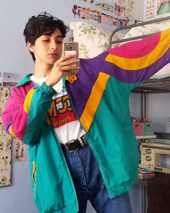 celestialyouth, joven recrea atuendos vintage de Sailor Moon; chamarra oversized colorida, morada, verde, anaranjada y rosa, jean a la cintura