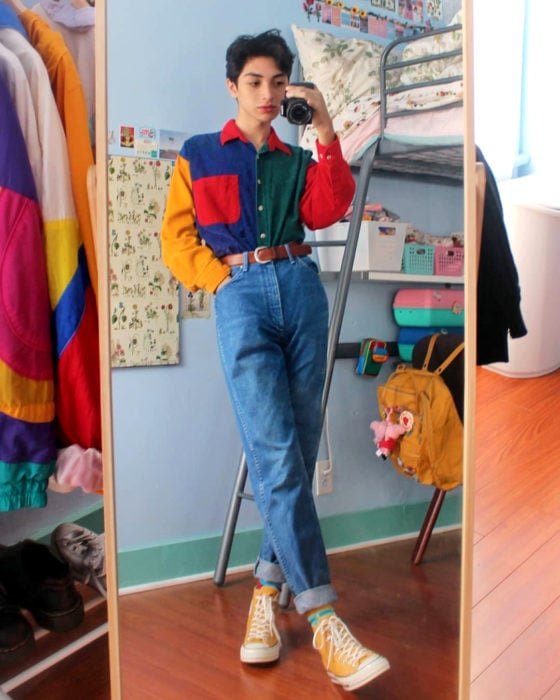 celestialyouth, joven recrea atuendos vintage de Sailor Moon; camisa de diferentes colores, anaranjada, azul, roja y verde, jeans a la cintura, converse anaranjados, selfie frente al espejo