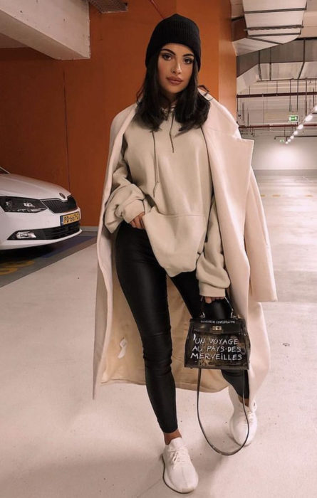 Kylie Jenner con leggins, tenis y sudadera 