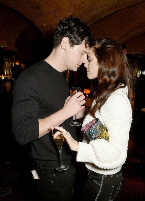 Kaya Scodelario con su esposo posando para foto mientras beben en bar