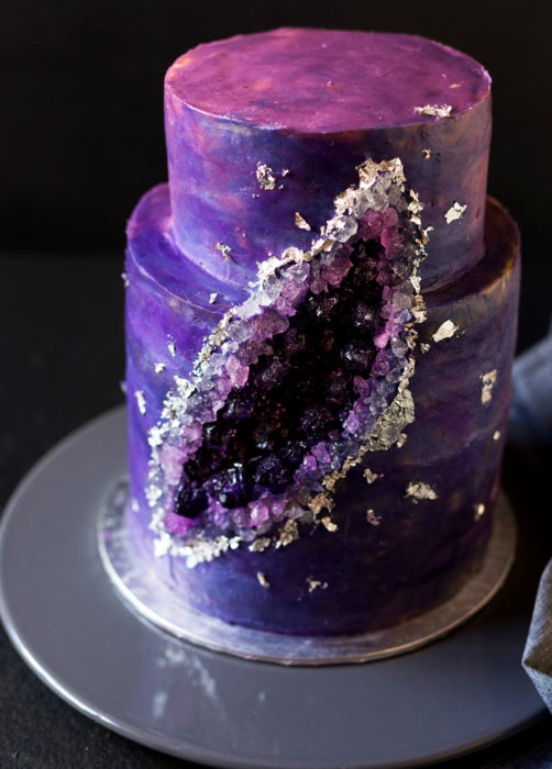 Pastel de boda morado, de dos pisos de cuarzo