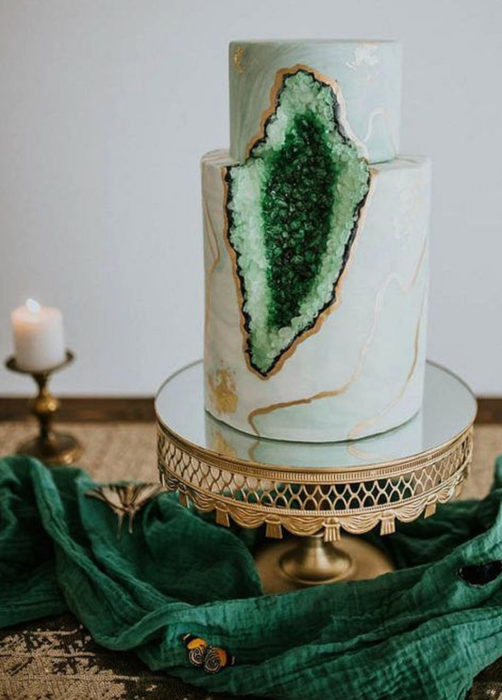 Pastel de boda verde menta, de dos pisos con cuarzo