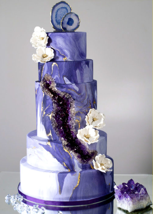 Pastel de boda de varios pisos, blanco con morado de cuarzo