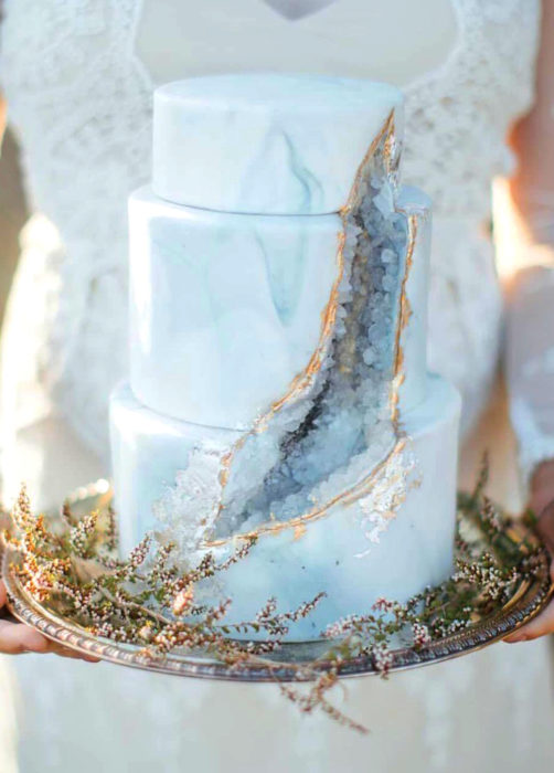 Pastel de boda azul de mármol con cuarzo de tres pisos