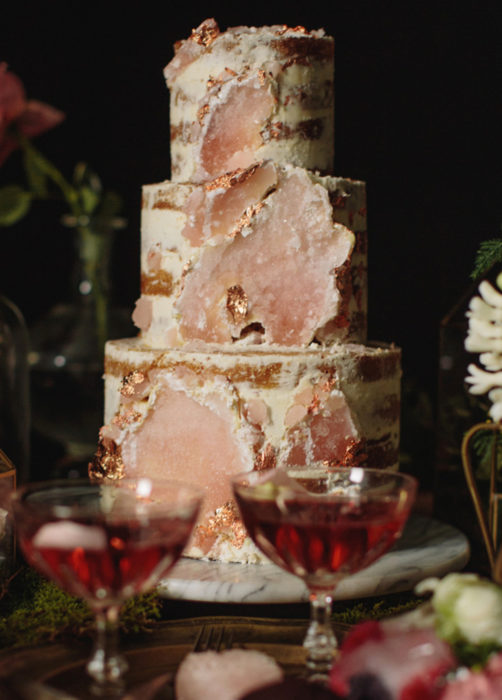 Pastel de boda rosa de cuarzo y mármol, de tres pisos