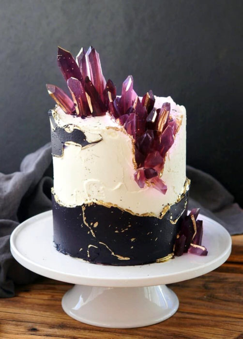 Pastel de boda blanco con negro con cuarzos morados