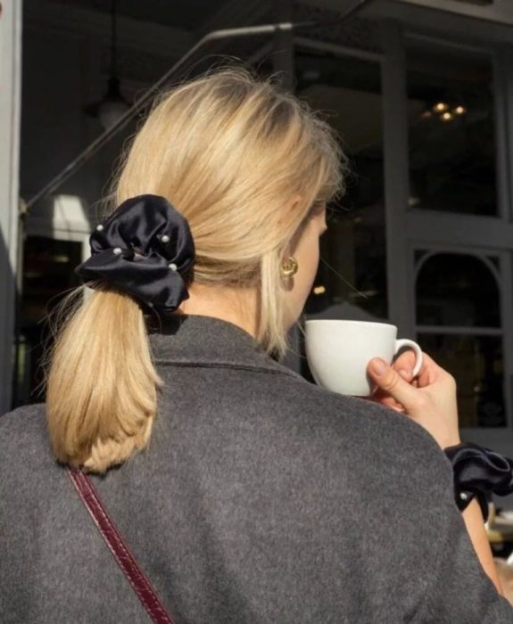 Chica con un peinado sujetado con scrunchies 