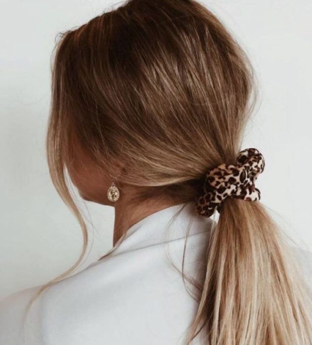 Chica con un peinado sujetado con scrunchies 