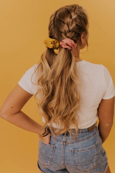 Chica con un peinado sujetado con scrunchies 