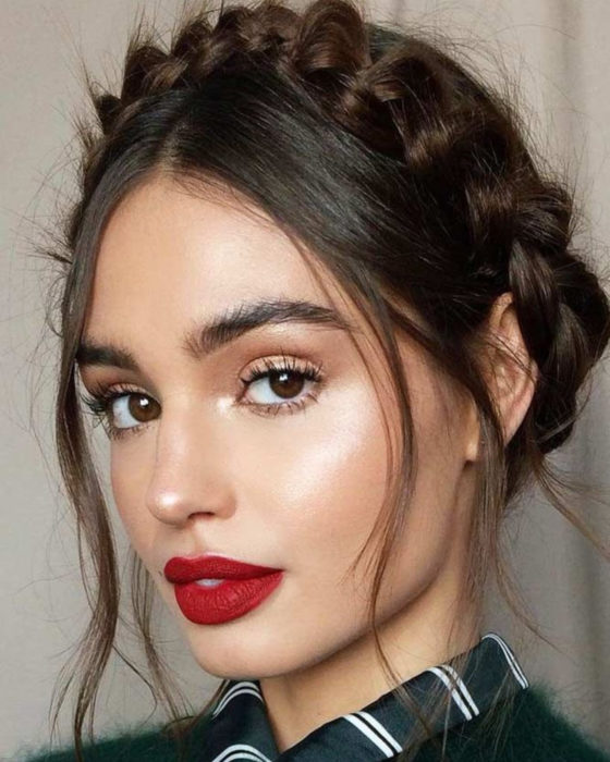 Peinados para San Valentín; mujer con maquillaje natural, con corona de trenzas despeinada