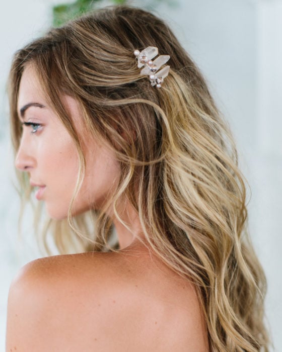 Peinados para San Valentín; cabello rubio, suelto, ondulado, despeinado con broche de estalactitas