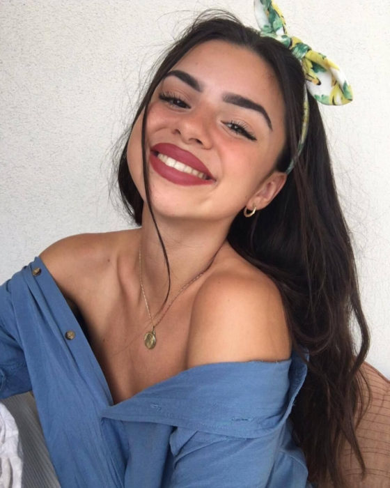 Peinados para San Valentín; chica sonriendo, con cabello castaño, lacio, suelto con diadema de tela