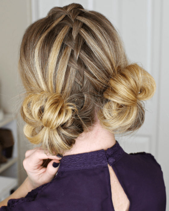 Peinados para San Valentín; cabello rubio con mechas, con trenzas y dos buns bajos