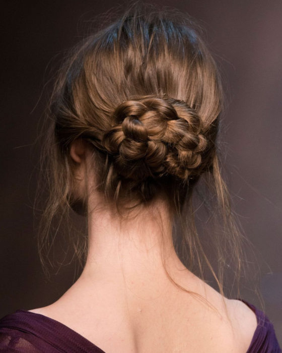 Peinados para San Valentín; cabello castaño chocolate con chongo bajo, trenzado y elegante