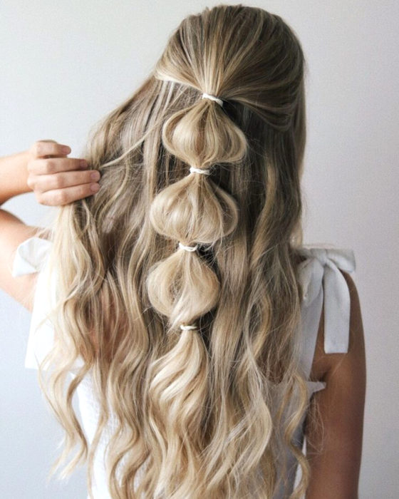 Peinados para San Valentín; cabello rubio platinado, con media cola y trenza de burbuja, bubble braid