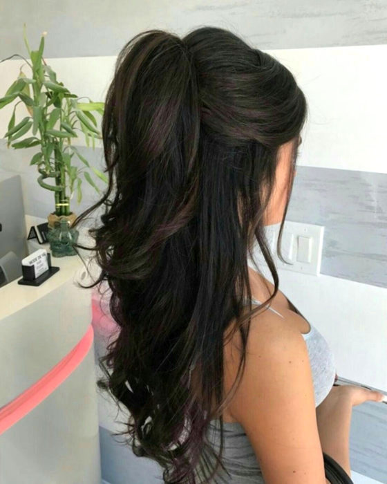 Peinados para San Valentín; cabello negro, largo y ondulado, con media cola alta