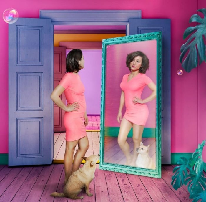 Mujer mirándose al espejo que padece pibonexia, publicidad de standup de Susi Caramelo